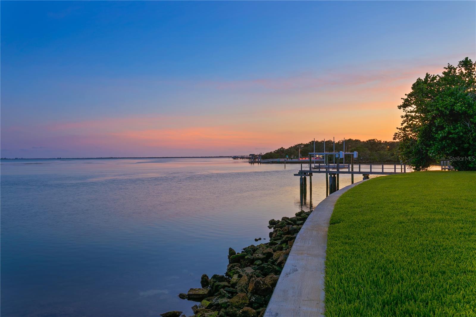 Image 25 of 71 For 218 Colony Point Road S