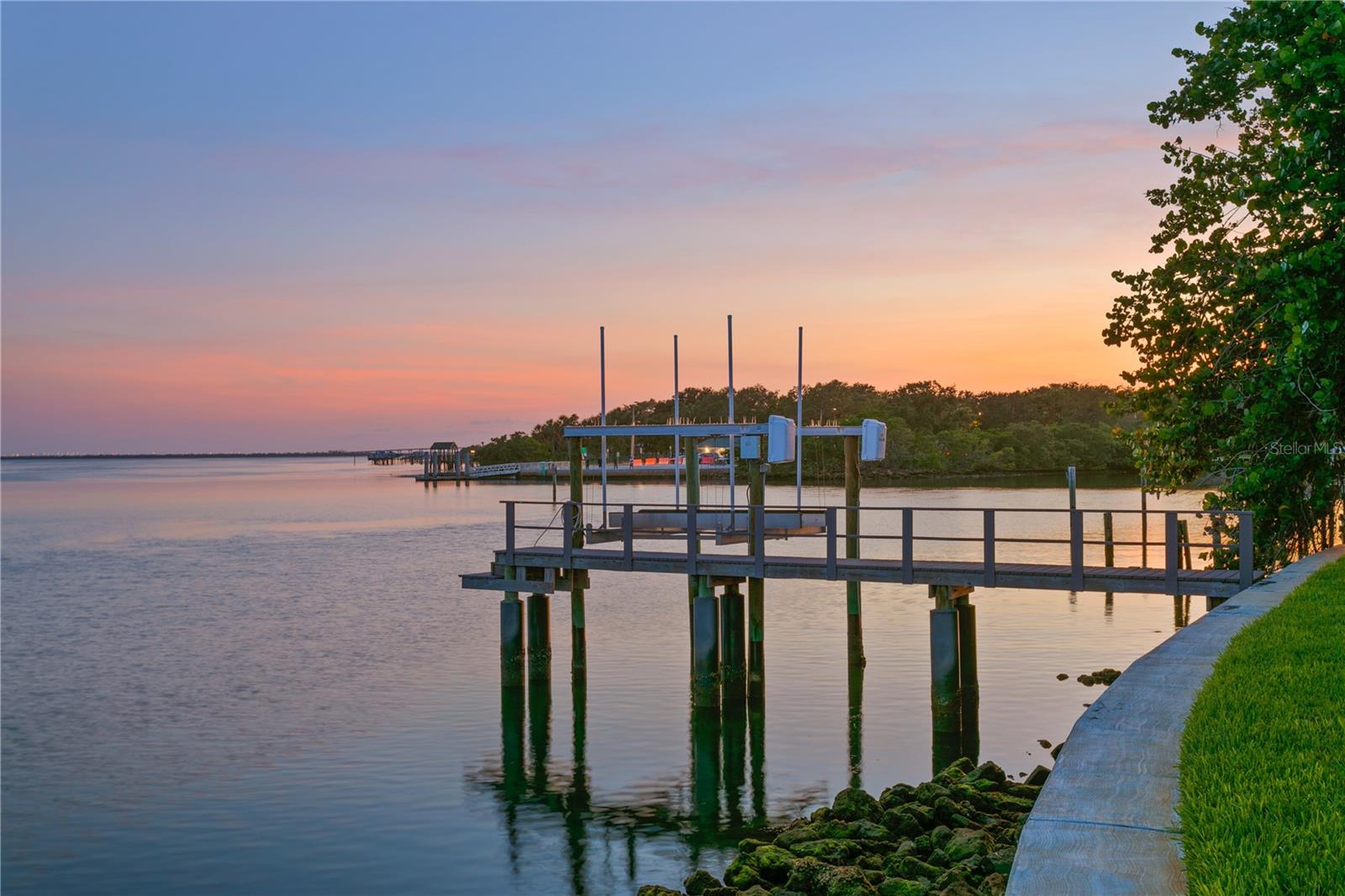 Image 26 of 71 For 218 Colony Point Road S