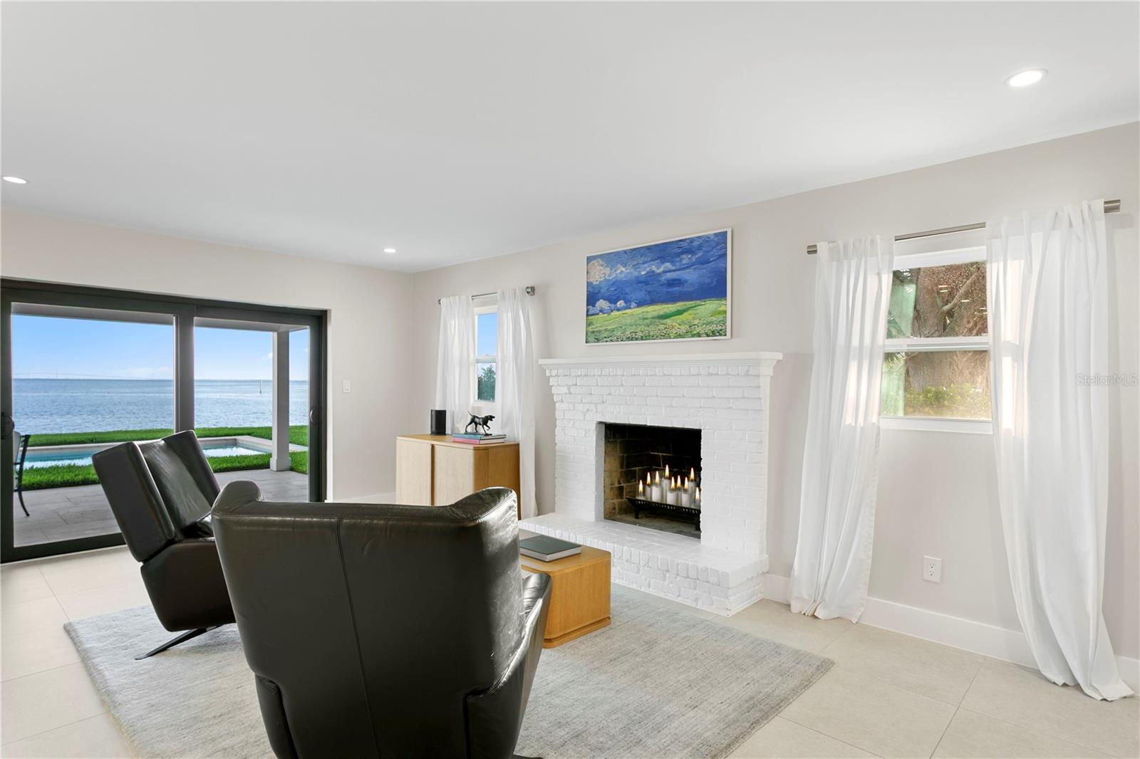 Image 43 of 71 For 218 Colony Point Road S