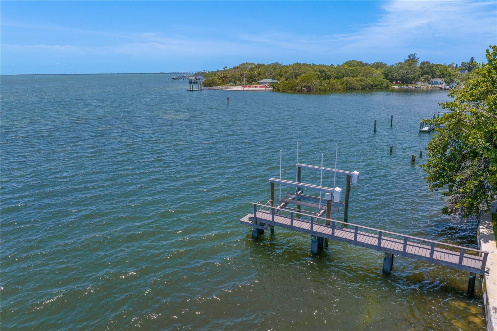 Image 6 of 71 For 218 Colony Point Road S