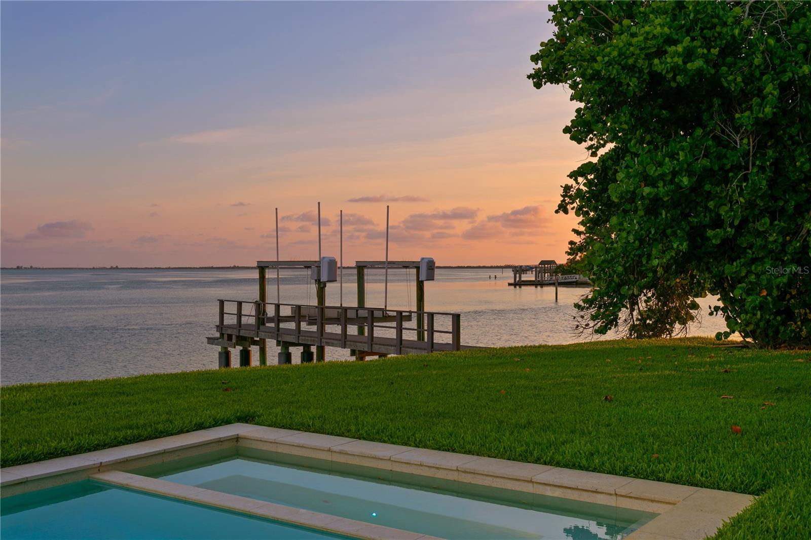 Image 7 of 71 For 218 Colony Point Road S