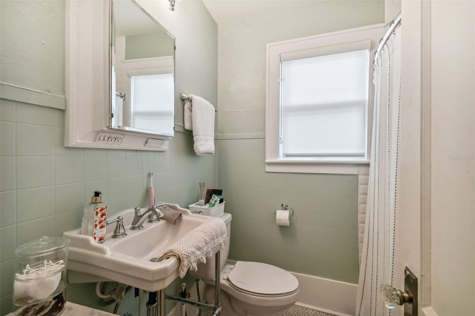 Image 8 of 20 For 2113 Southview Avenue C