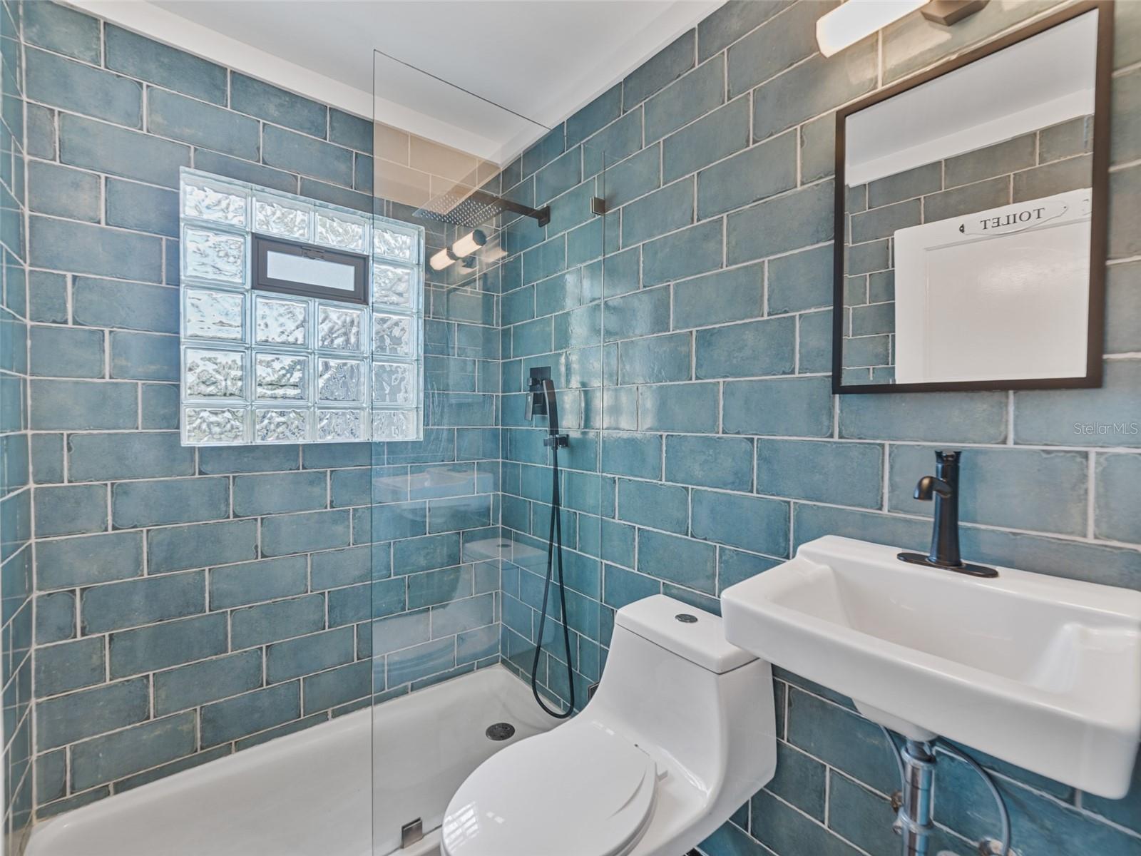 Listing photo id 13 for 3305 10th Avenue N