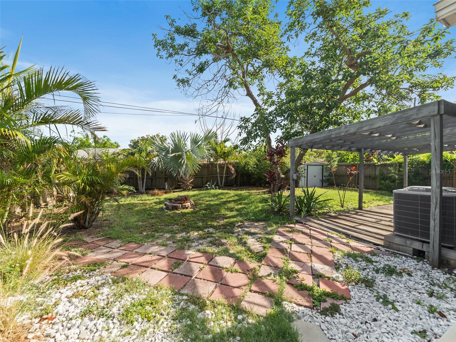 Listing photo id 19 for 3305 10th Avenue N