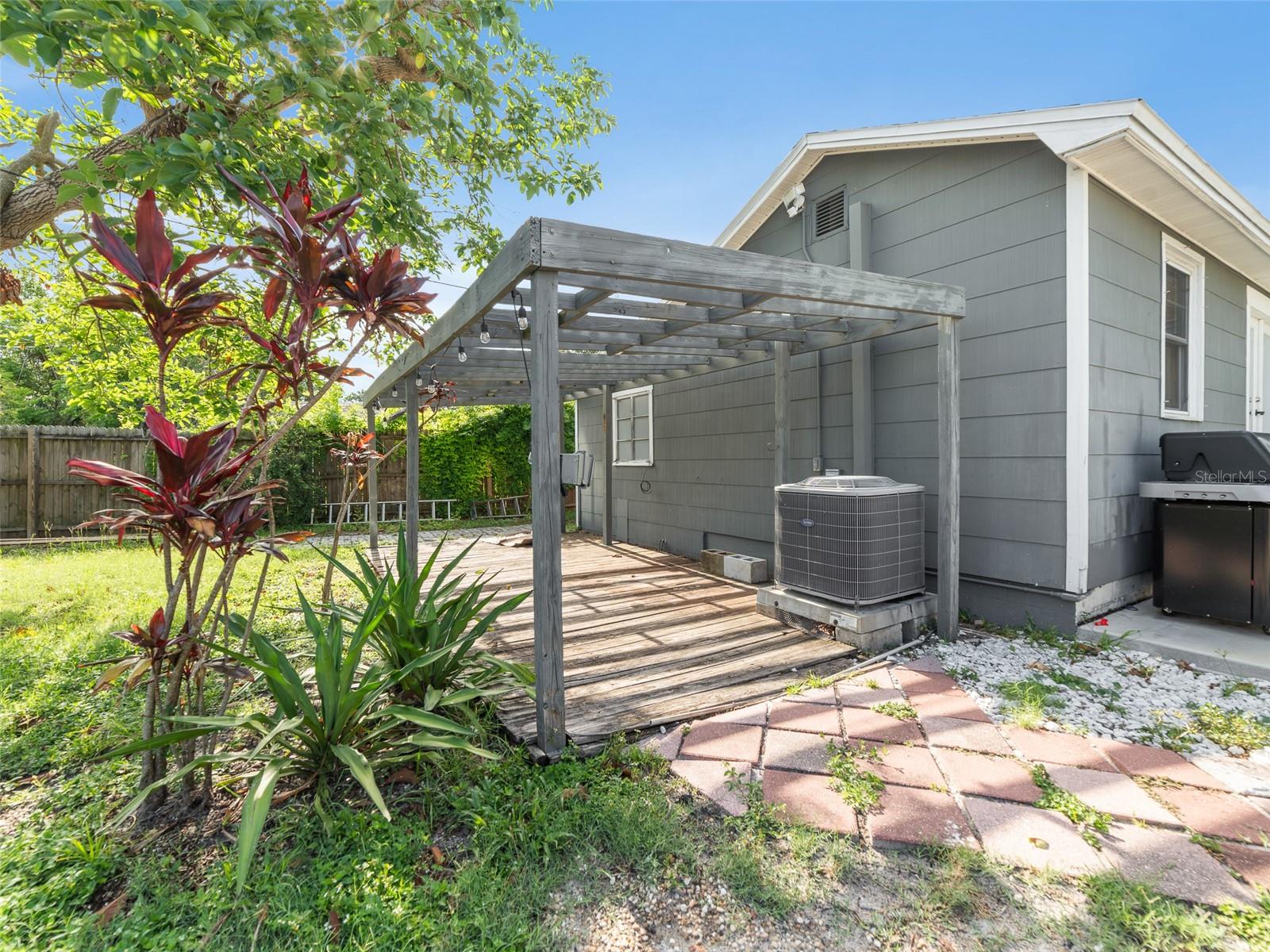 Listing photo id 21 for 3305 10th Avenue N
