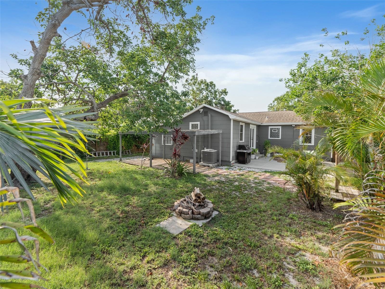 Listing photo id 24 for 3305 10th Avenue N
