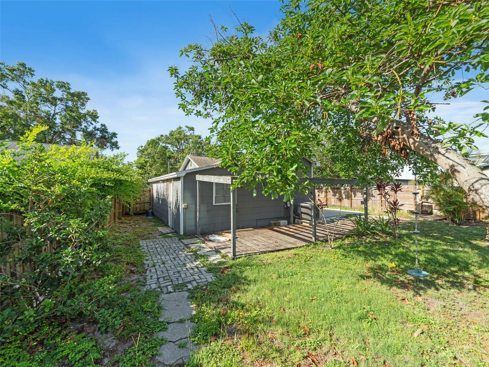 Listing photo id 26 for 3305 10th Avenue N