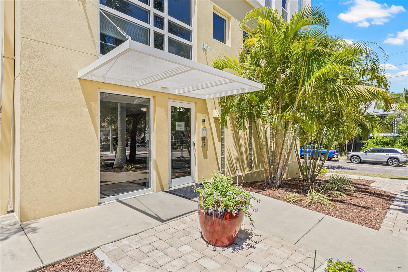 Image 17 of 46 For 205 5th Avenue N 501