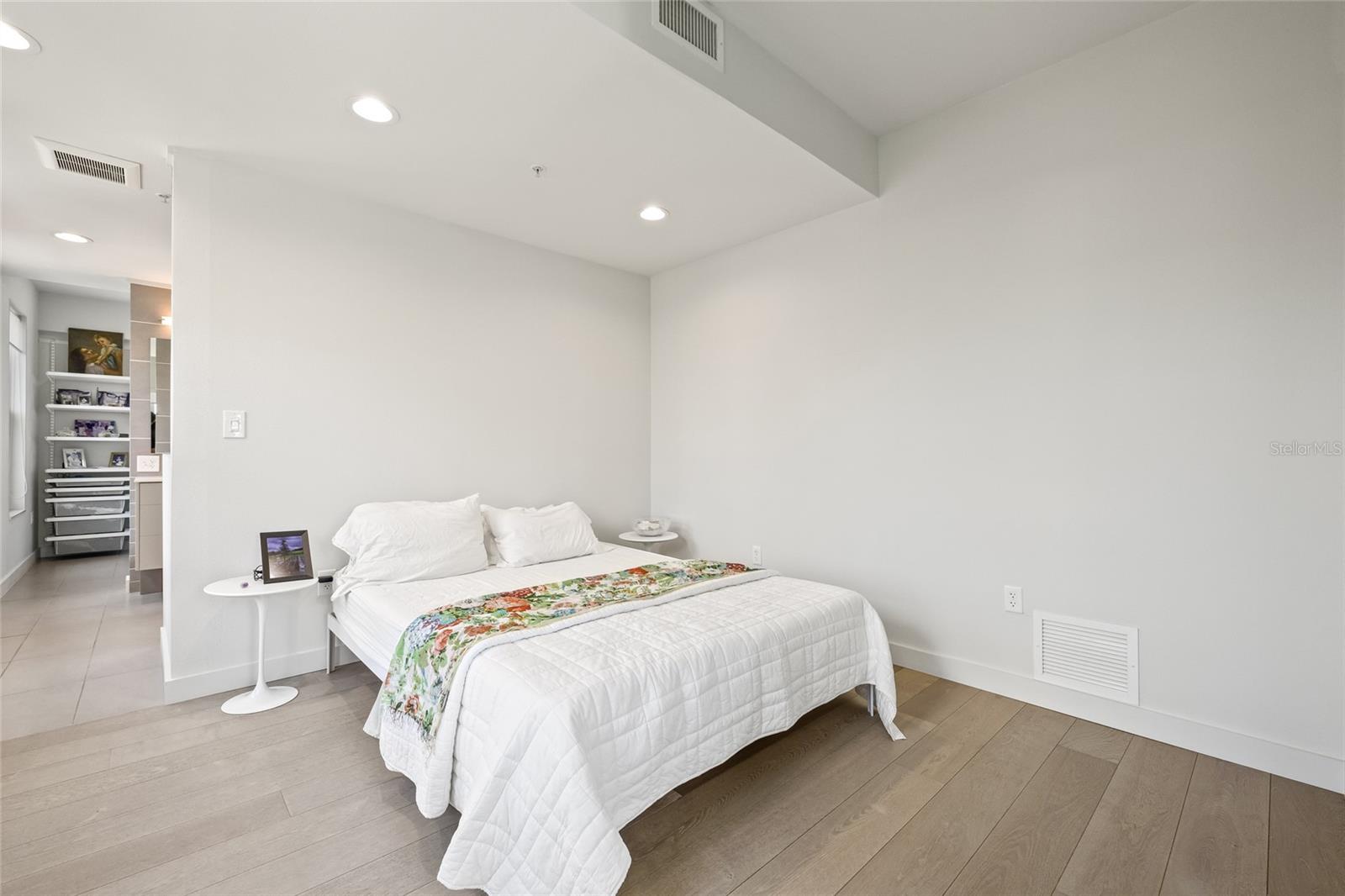 Image 31 of 46 For 205 5th Avenue N 501