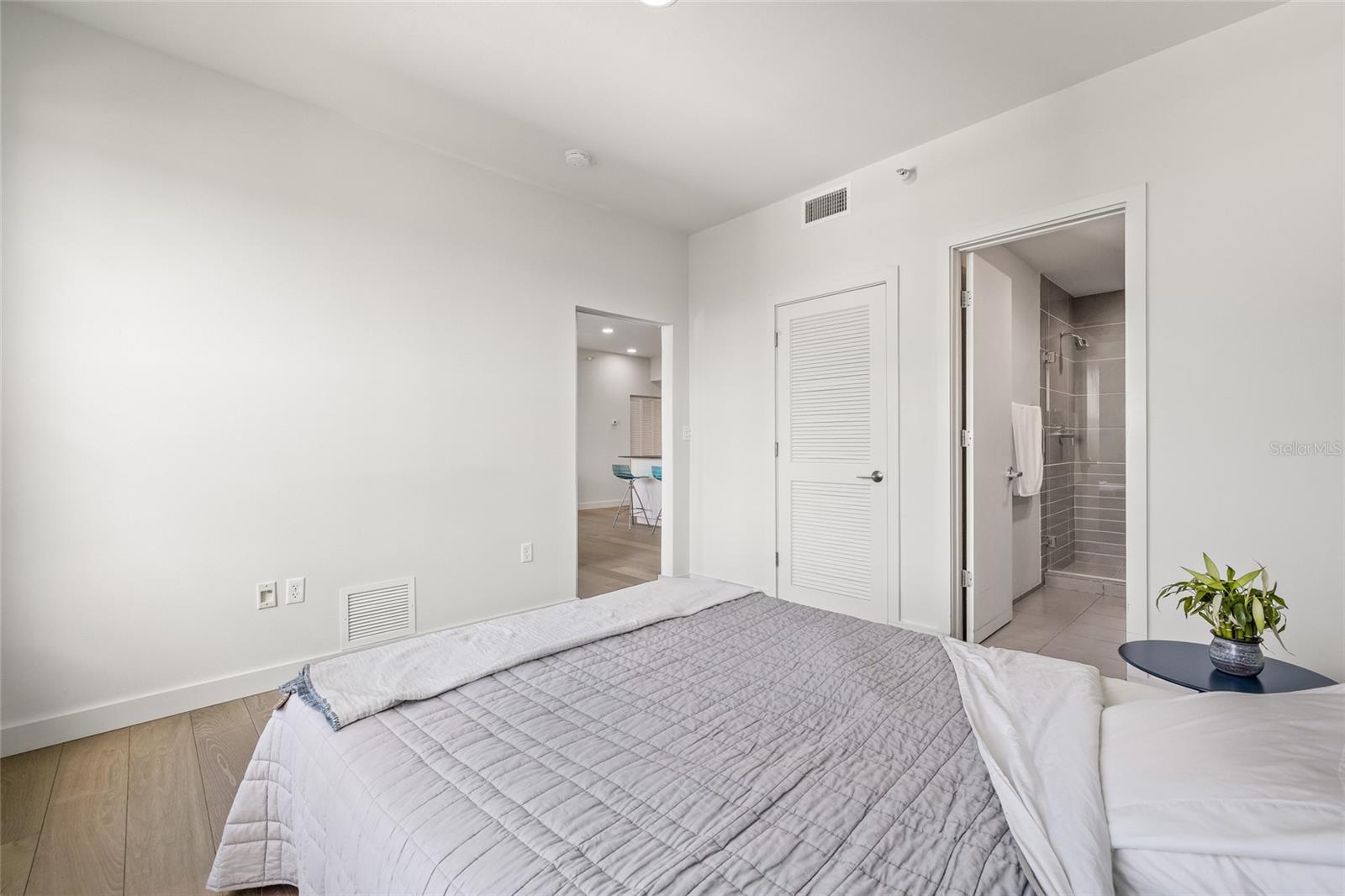Image 35 of 46 For 205 5th Avenue N 501