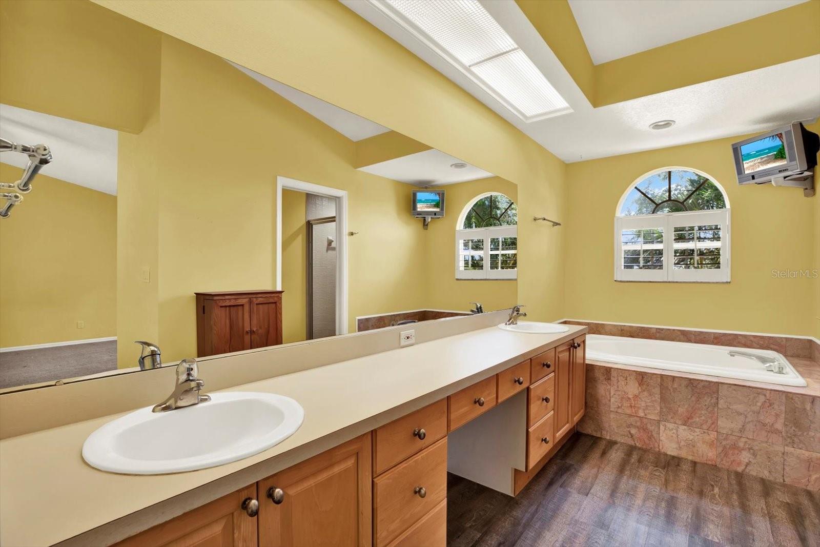 Image 17 of 40 For 14561 El Paseo Drive