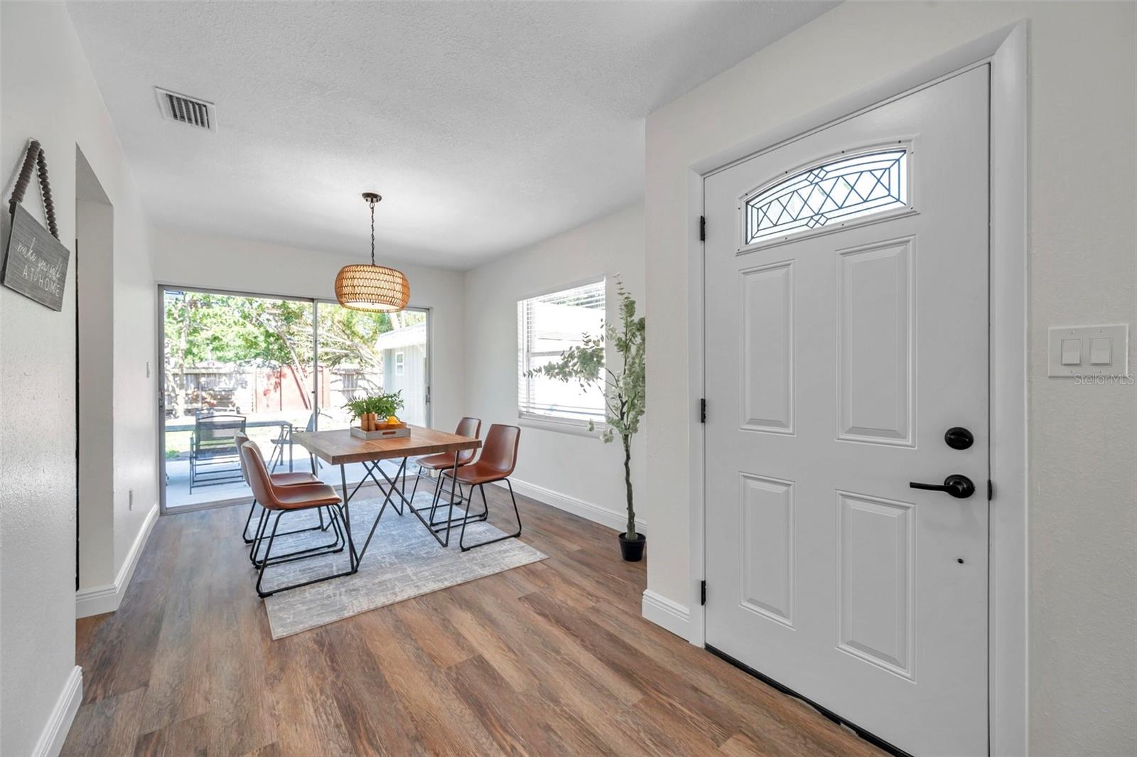Listing photo id 8 for 2078 Madrid Court N