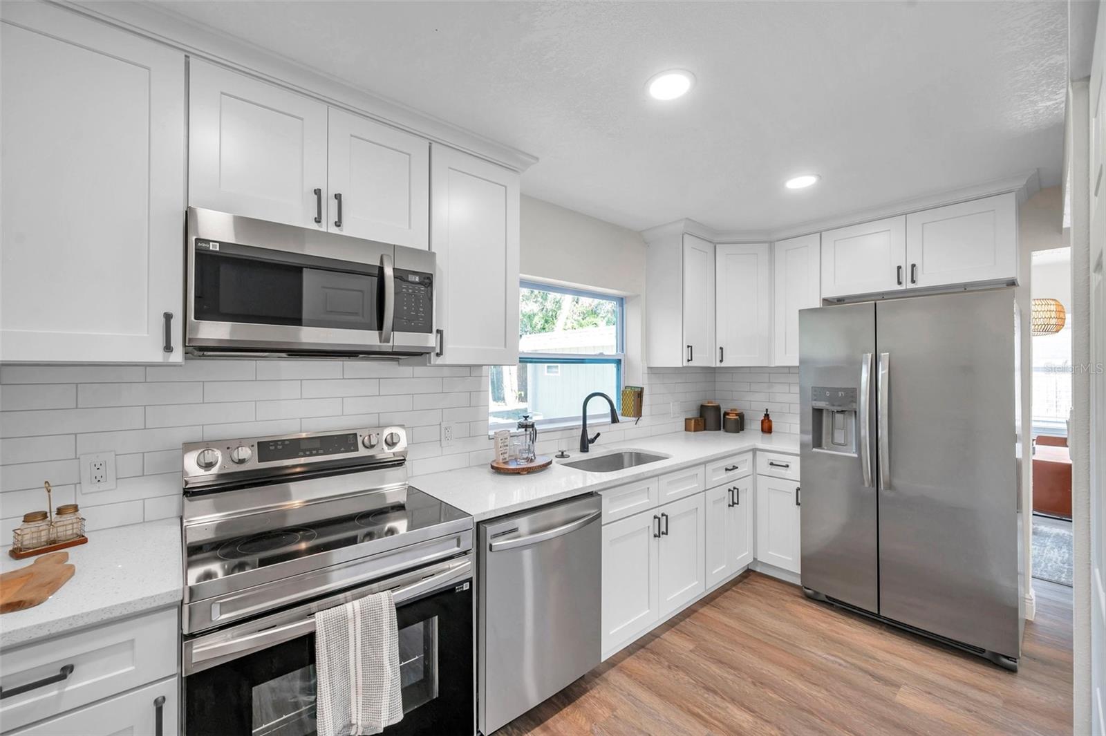Listing photo id 14 for 2078 Madrid Court N