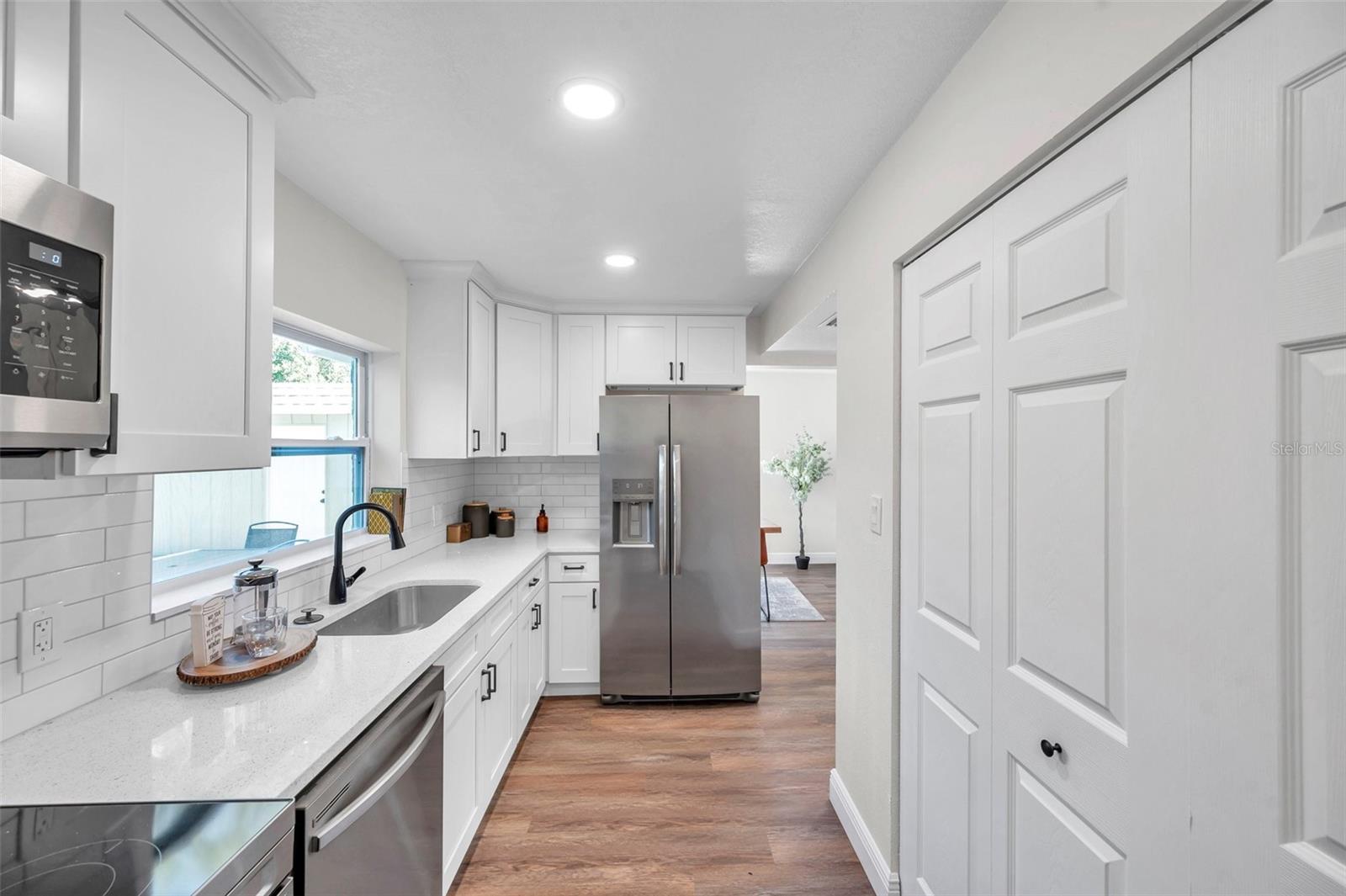 Listing photo id 15 for 2078 Madrid Court N
