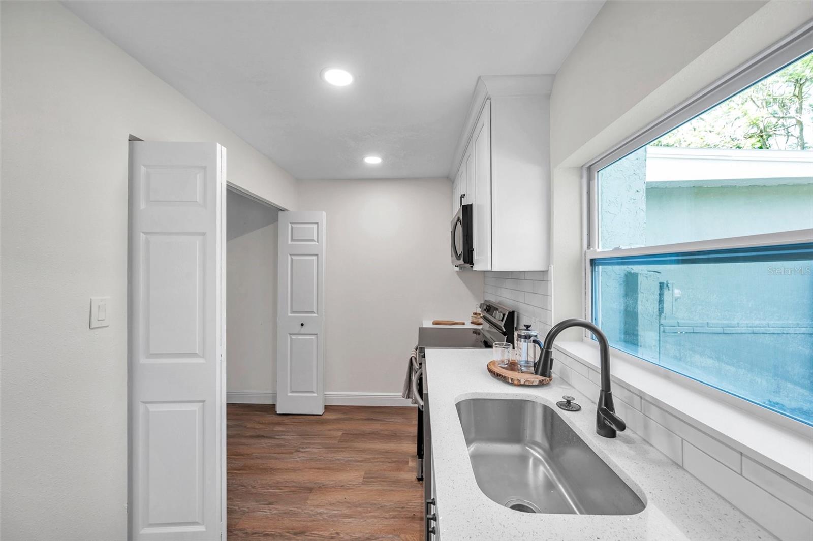 Listing photo id 17 for 2078 Madrid Court N