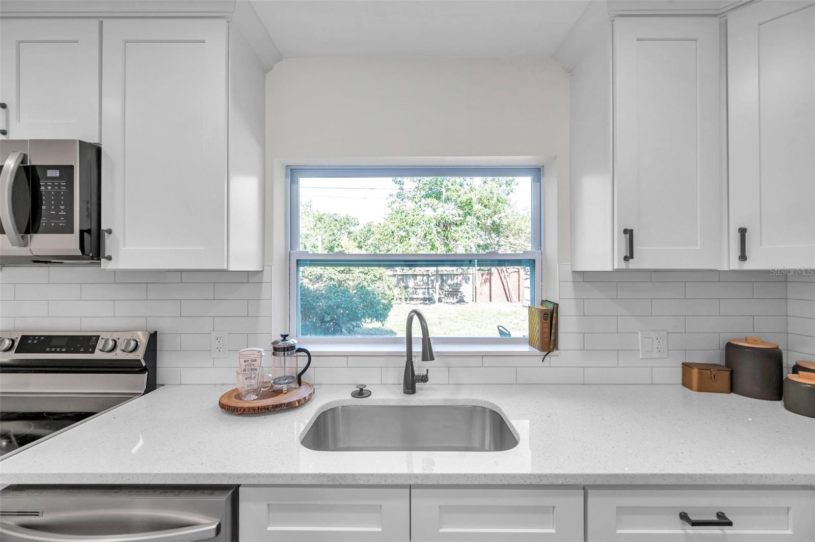 Listing photo id 18 for 2078 Madrid Court N