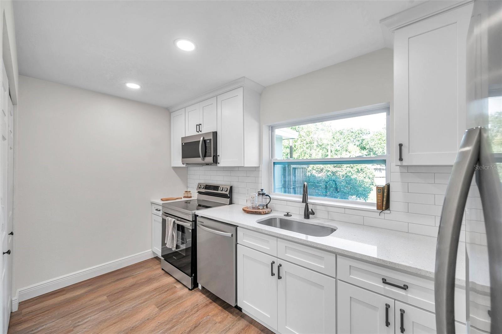 Listing photo id 19 for 2078 Madrid Court N