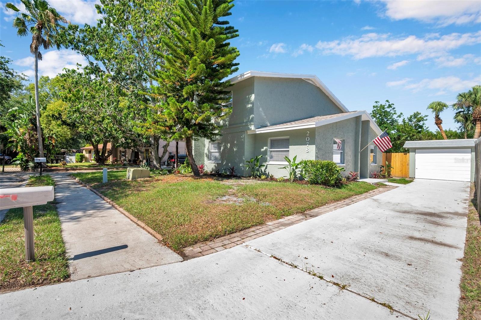 Listing photo id 2 for 2078 Madrid Court N