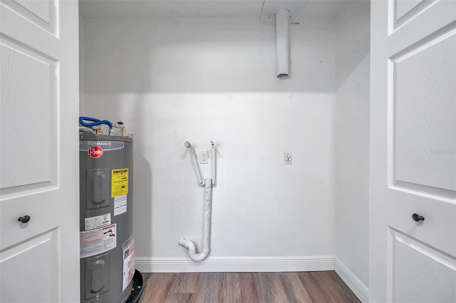 Listing photo id 41 for 2078 Madrid Court N