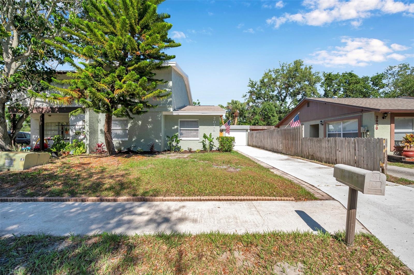 Listing photo id 4 for 2078 Madrid Court N