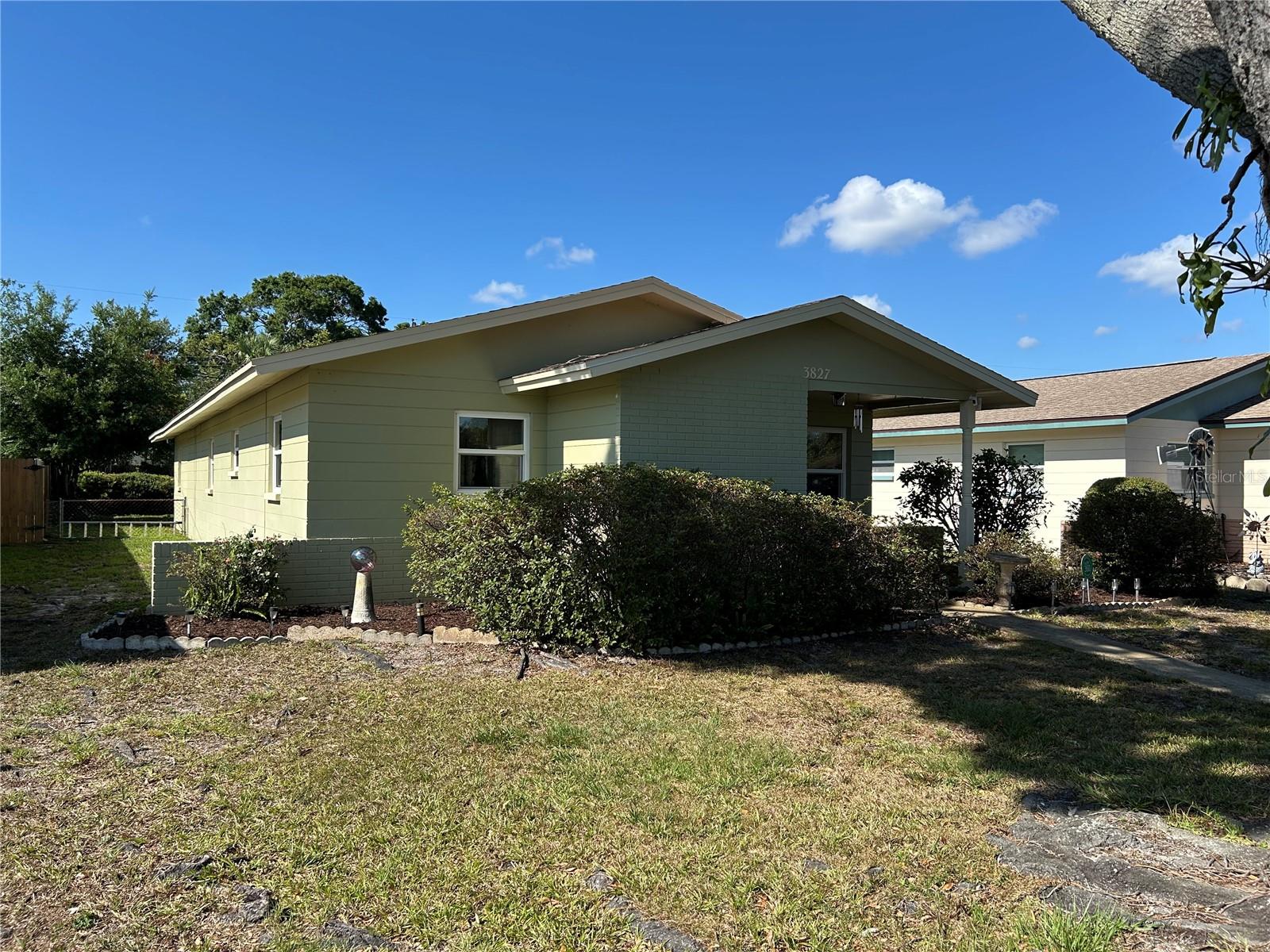 Image 3 of 36 For 3827 15th Avenue N