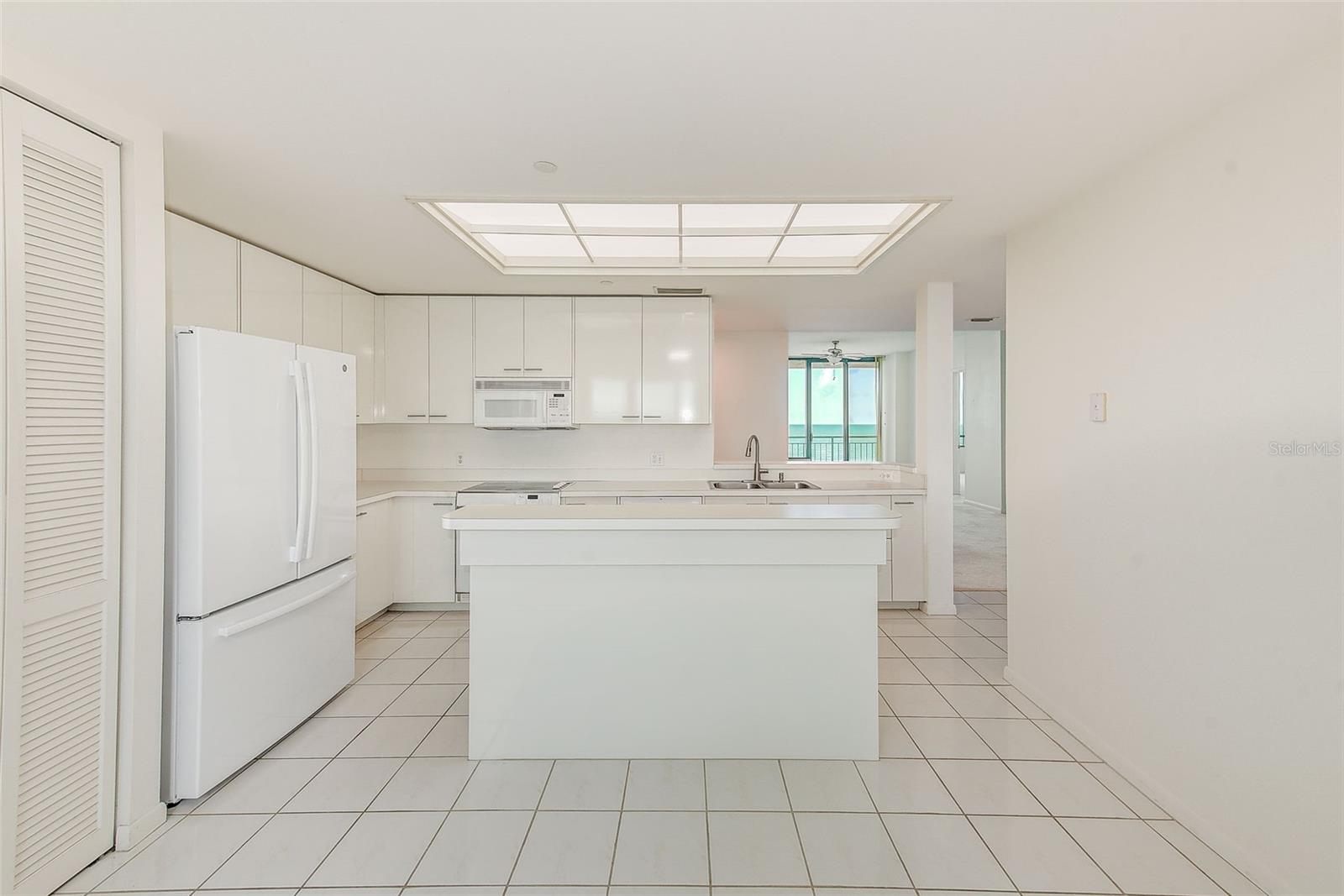 Listing photo id 8 for 1560 Gulf Boulevard 503