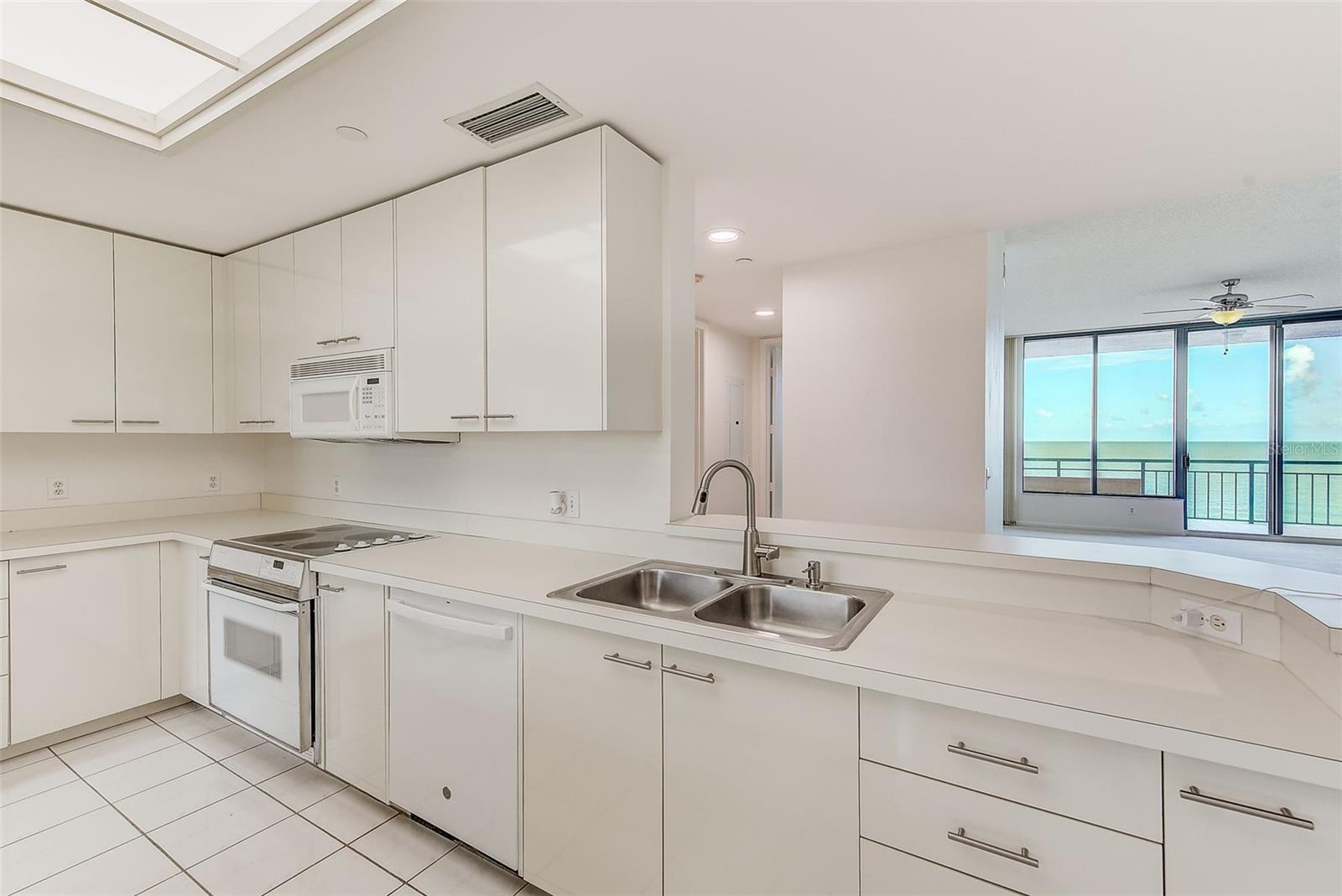 Listing photo id 9 for 1560 Gulf Boulevard 503