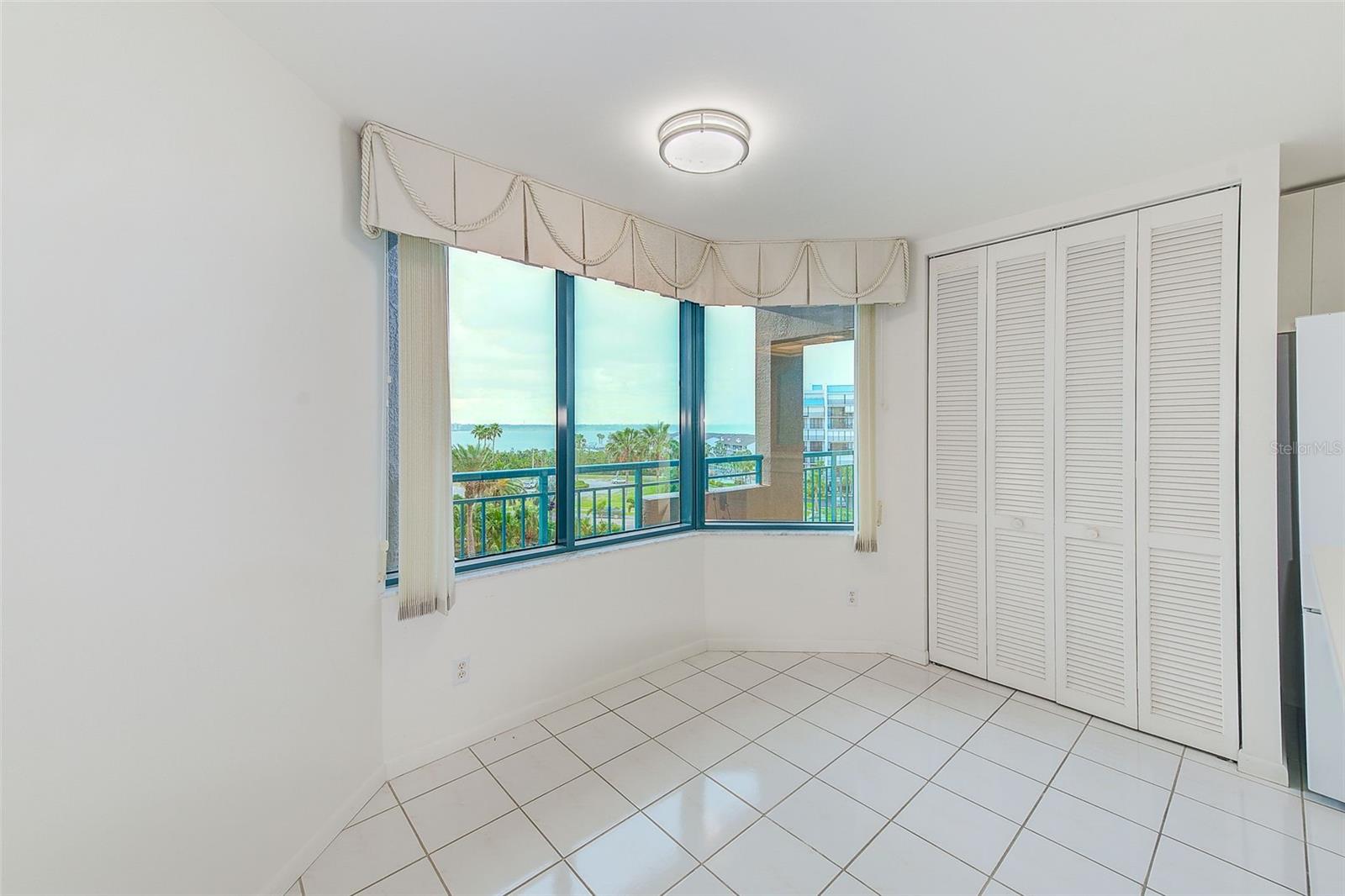 Listing photo id 10 for 1560 Gulf Boulevard 503