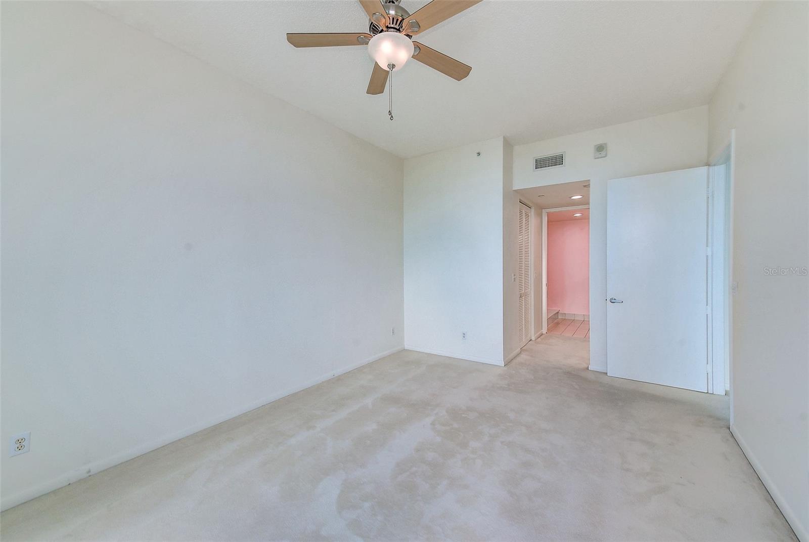 Listing photo id 13 for 1560 Gulf Boulevard 503