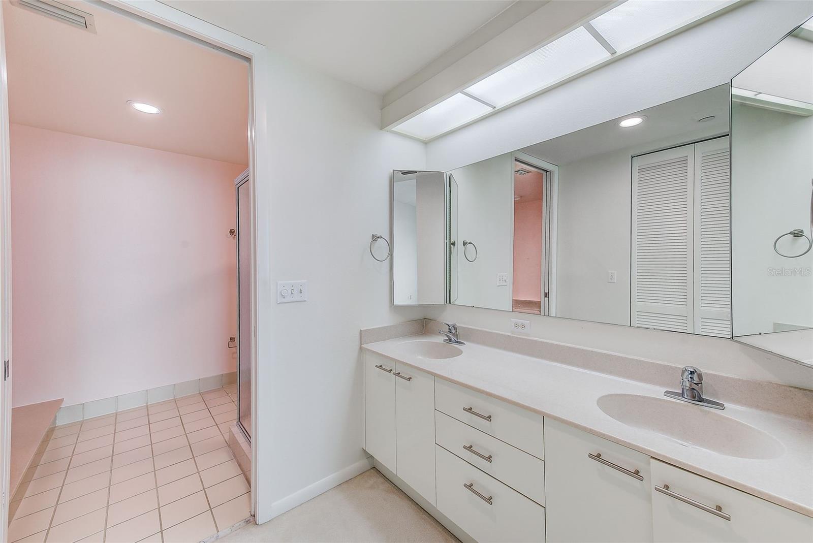 Listing photo id 14 for 1560 Gulf Boulevard 503