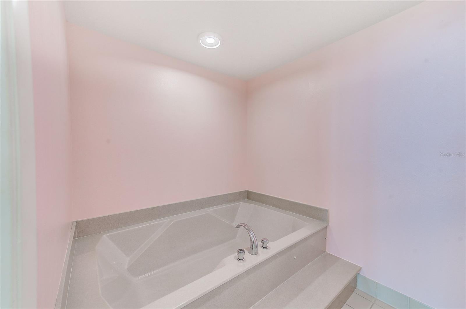 Listing photo id 15 for 1560 Gulf Boulevard 503