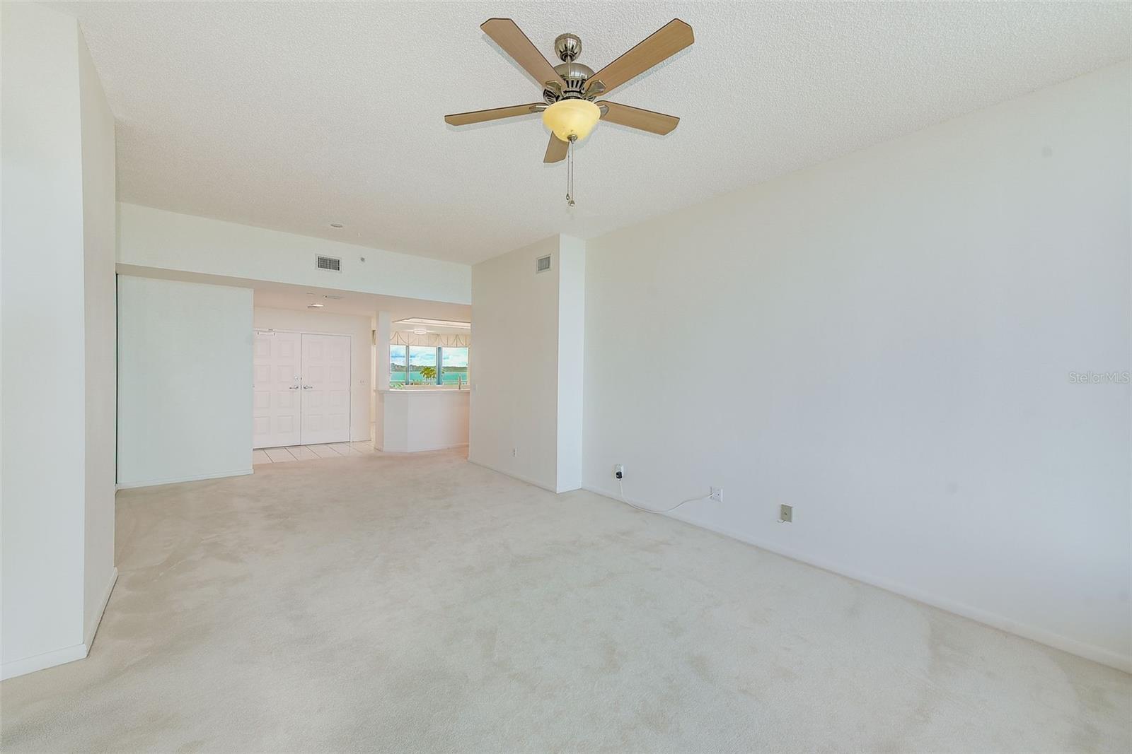 Listing photo id 4 for 1560 Gulf Boulevard 503