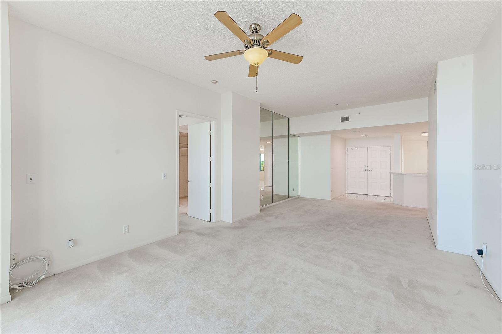 Listing photo id 5 for 1560 Gulf Boulevard 503