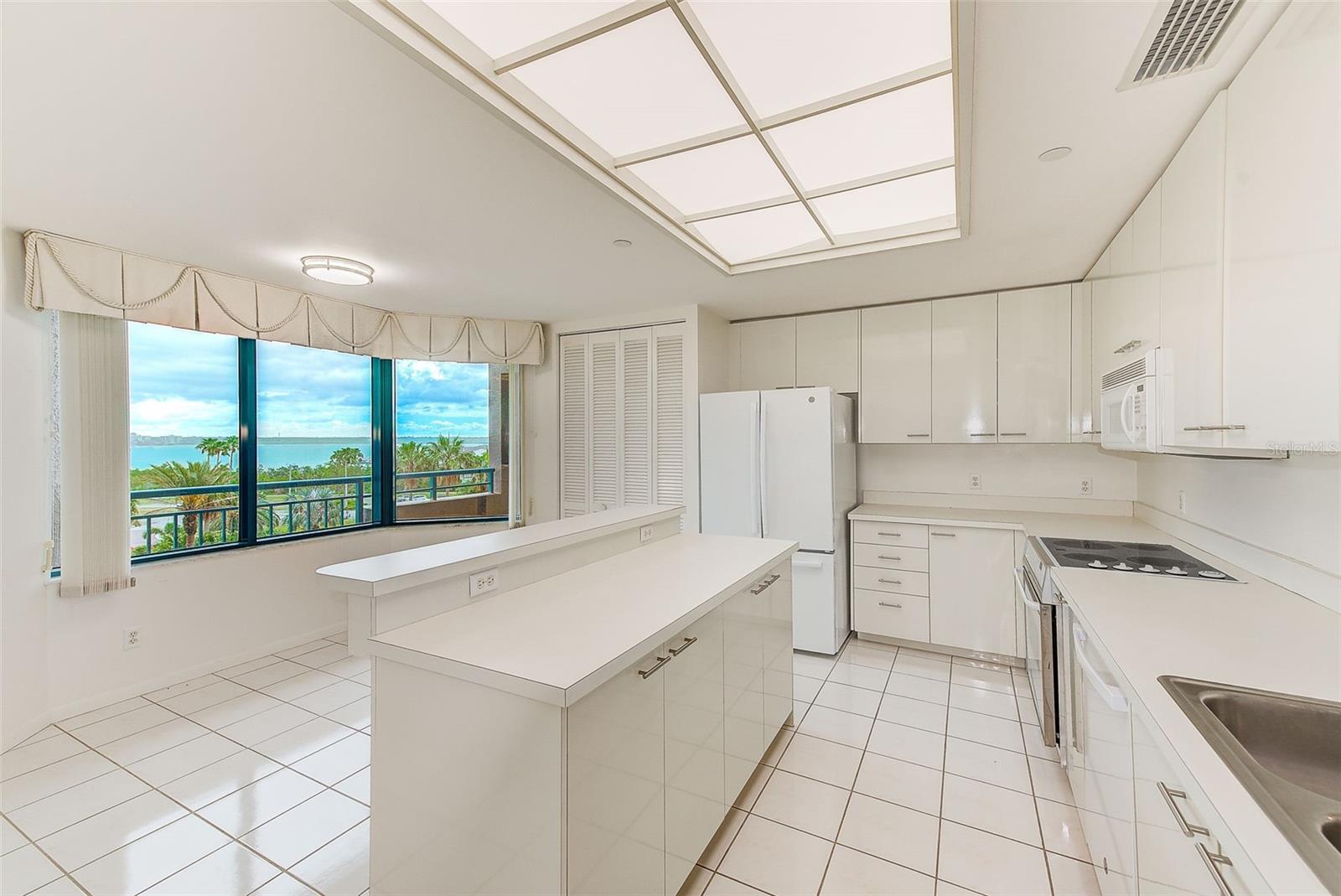 Listing photo id 7 for 1560 Gulf Boulevard 503