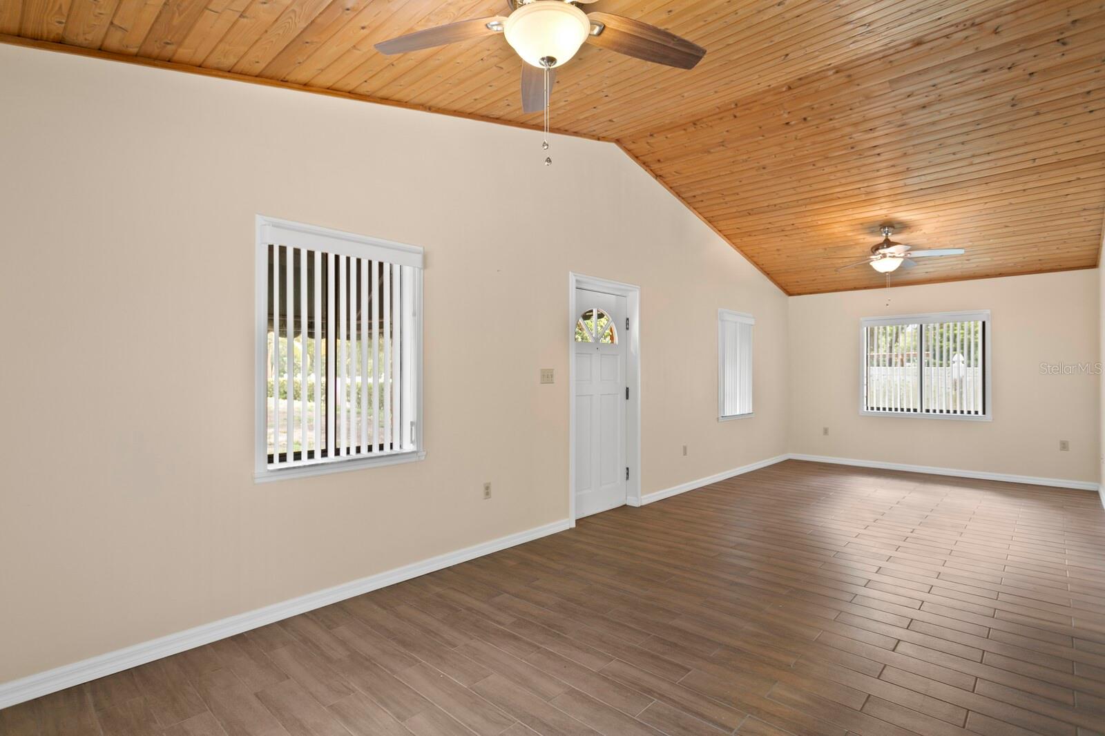 Listing photo id 36 for 3005 Sligh Avenue