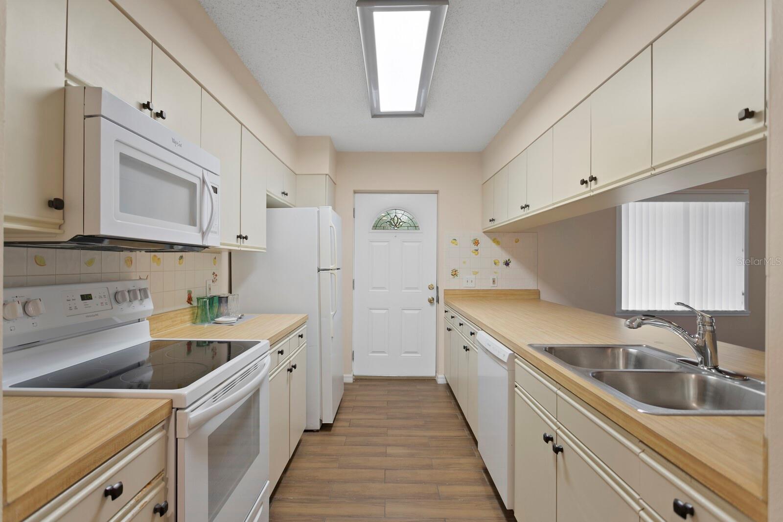 Listing photo id 40 for 3005 Sligh Avenue