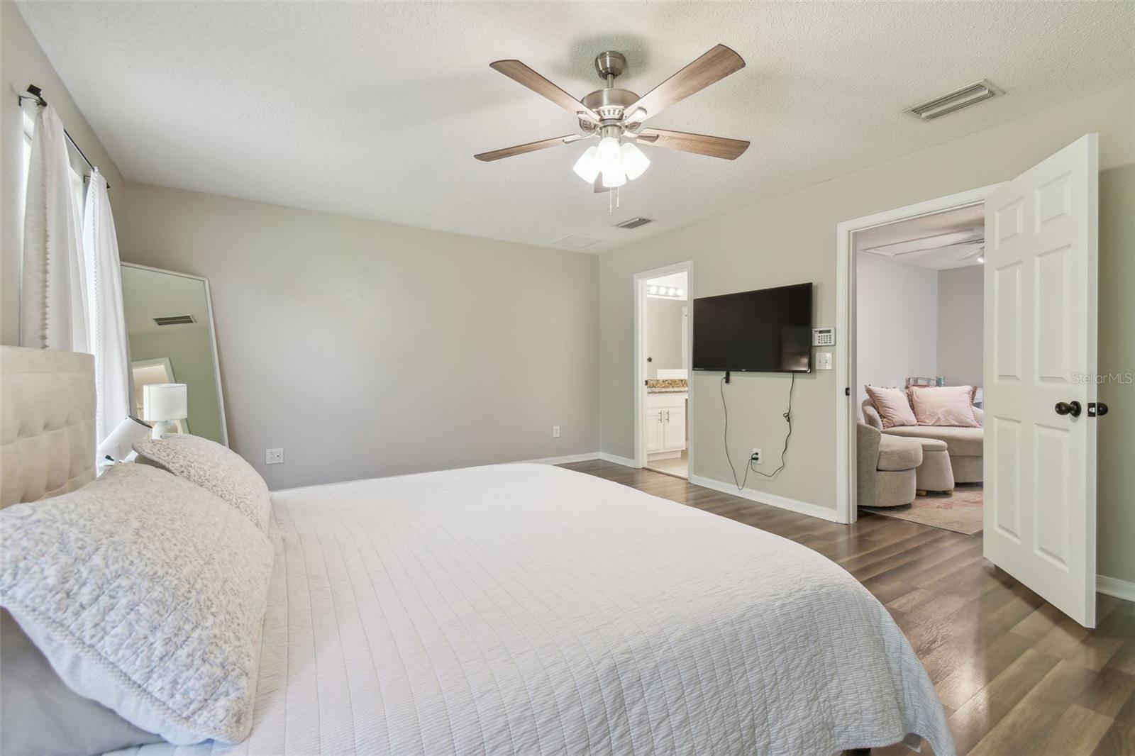 Listing photo id 30 for 4528 Winding River Way