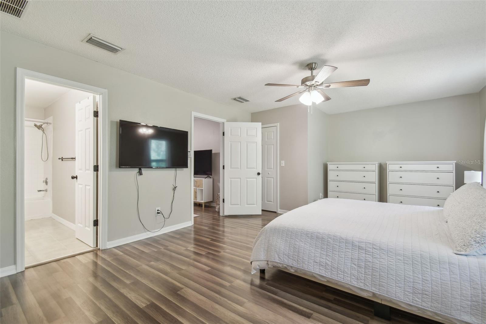 Listing photo id 31 for 4528 Winding River Way