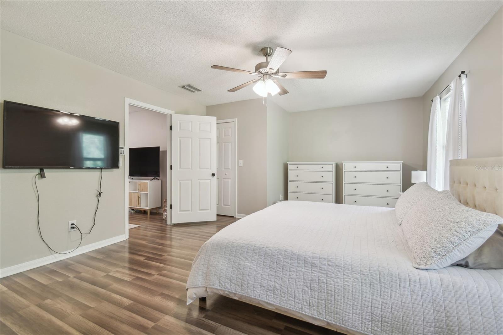 Listing photo id 32 for 4528 Winding River Way