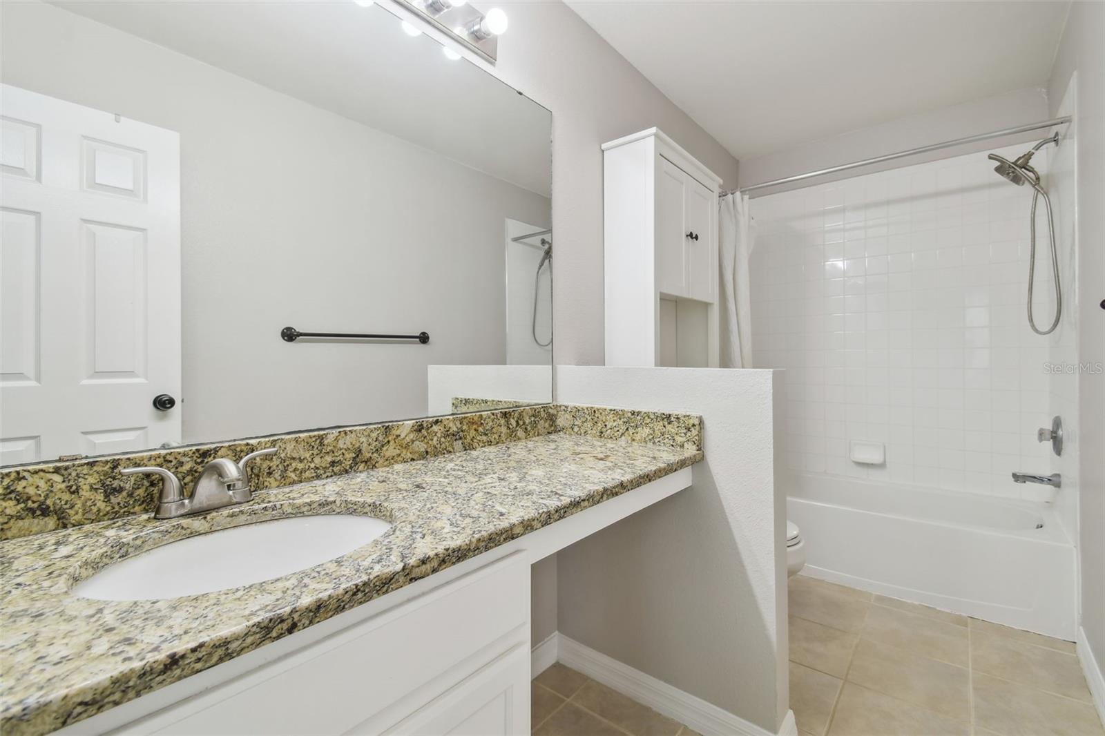 Listing photo id 33 for 4528 Winding River Way