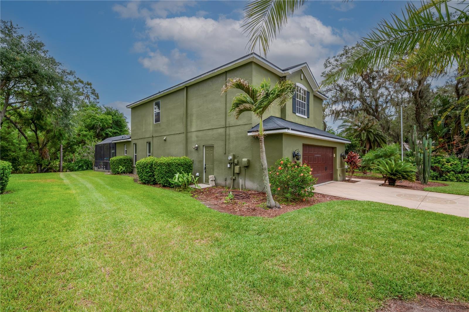 Listing photo id 1 for 2712 Spring Meadow Drive