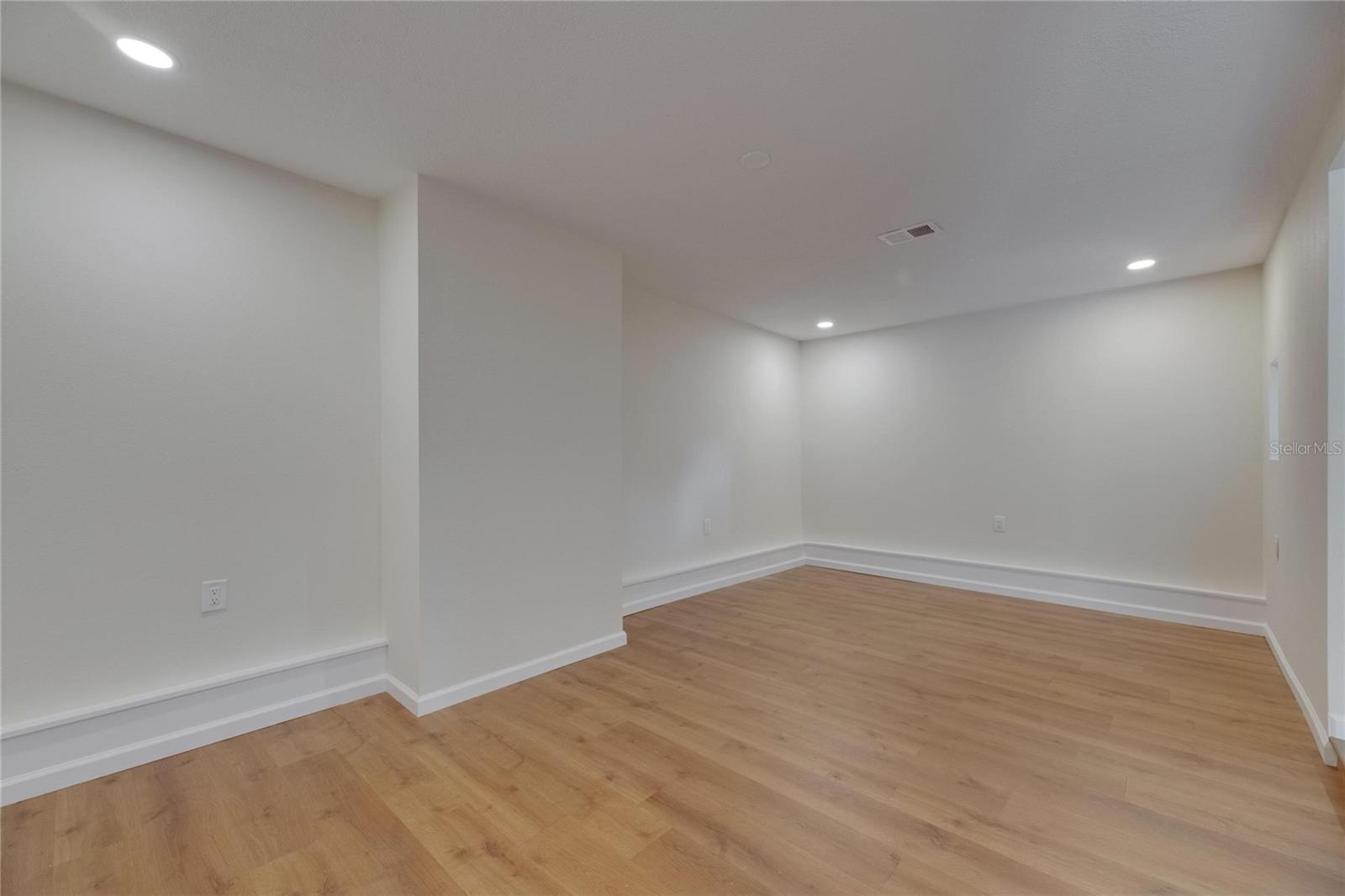 Listing photo id 8 for 12434 Cody Drive
