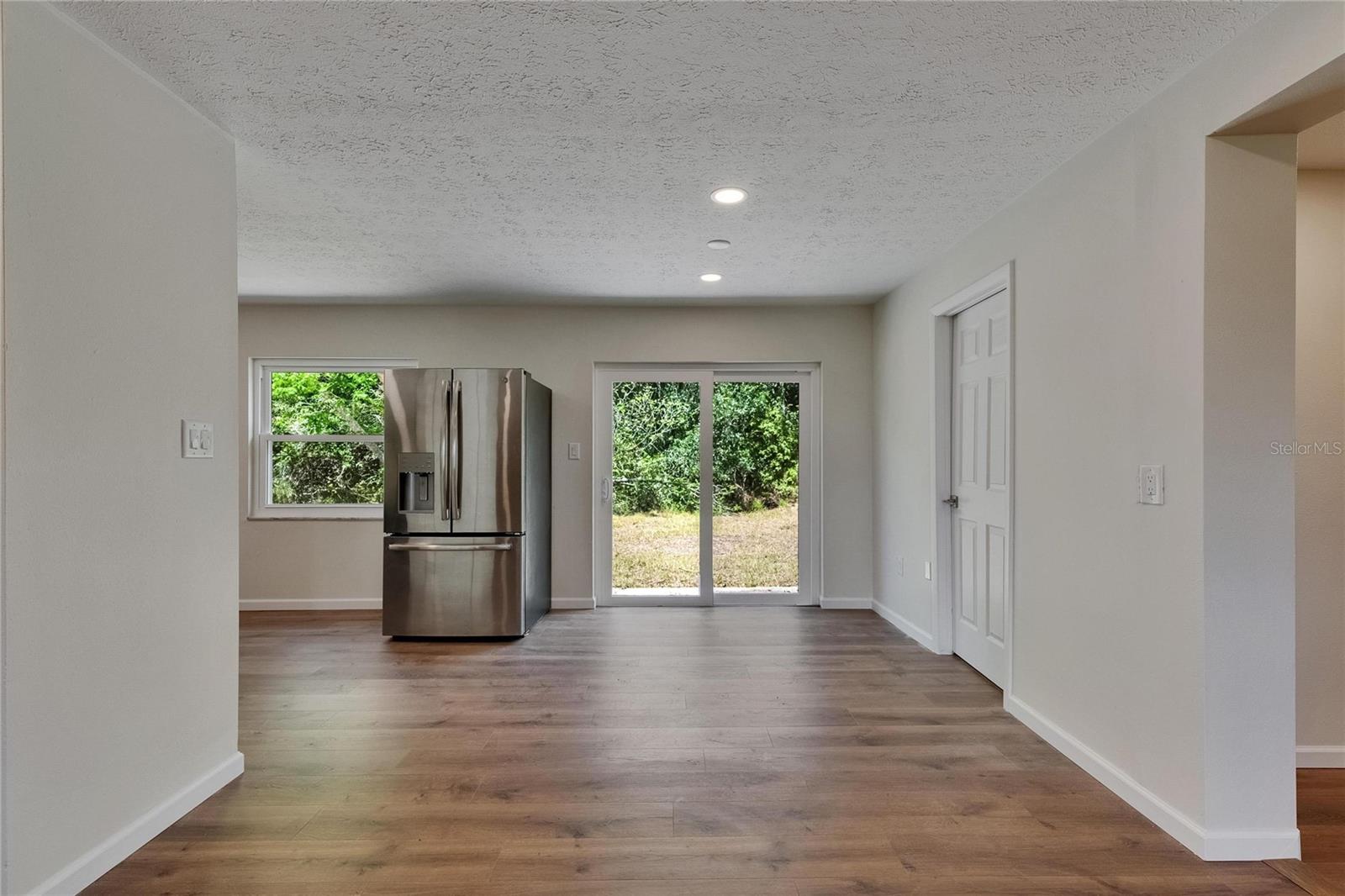 Listing photo id 12 for 12434 Cody Drive