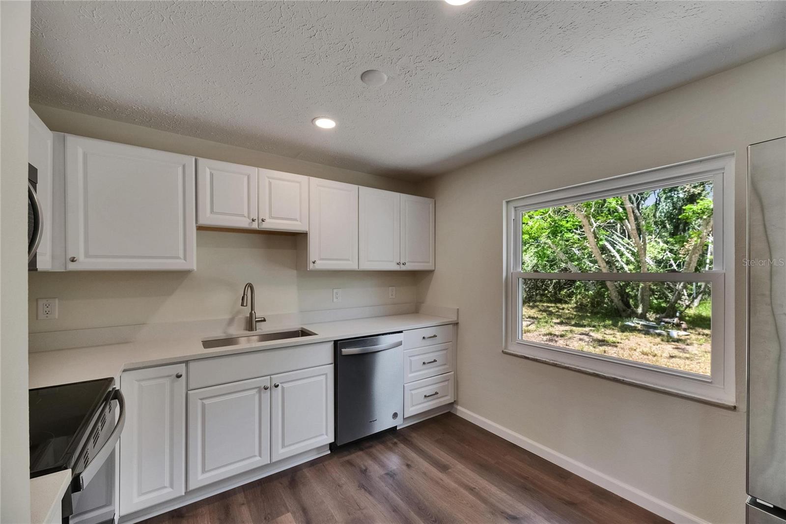 Listing photo id 15 for 12434 Cody Drive
