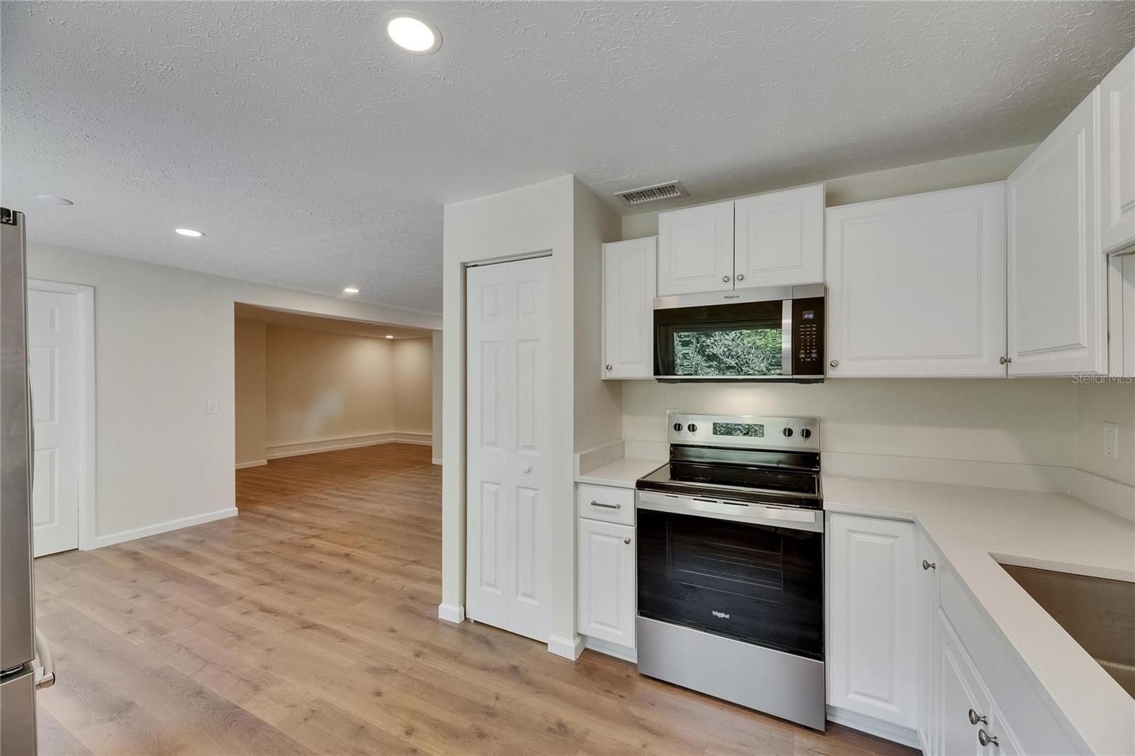 Listing photo id 16 for 12434 Cody Drive