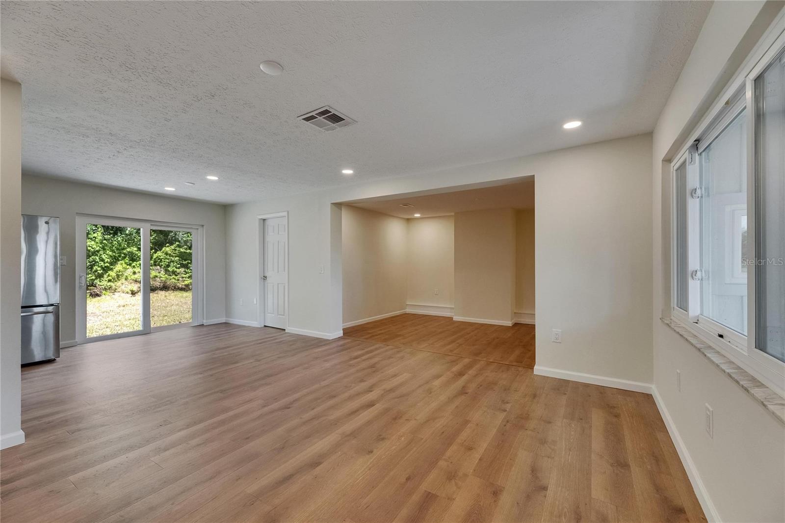 Listing photo id 2 for 12434 Cody Drive