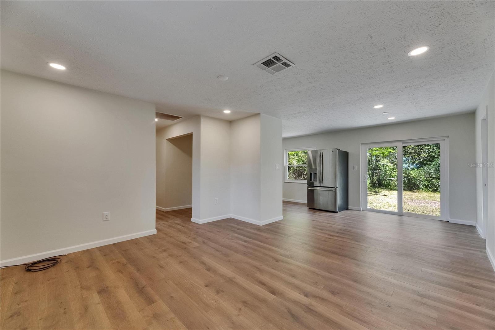 Listing photo id 3 for 12434 Cody Drive