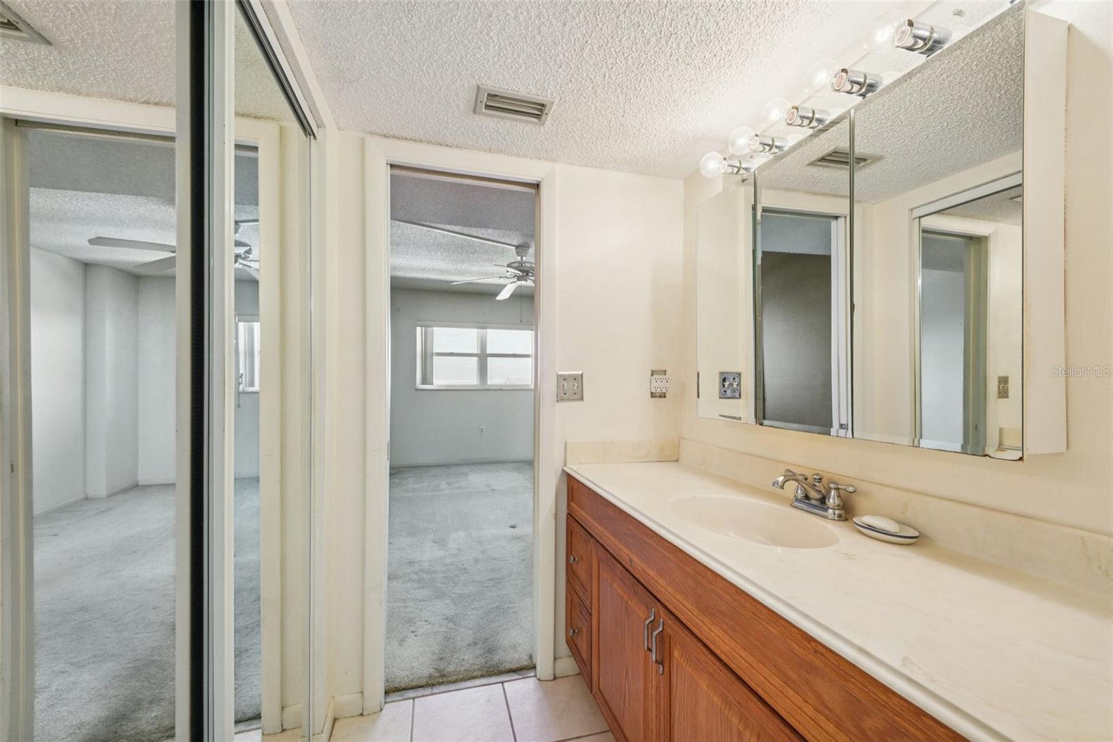 Image 35 of 57 For 6020 Shore Blvd  709