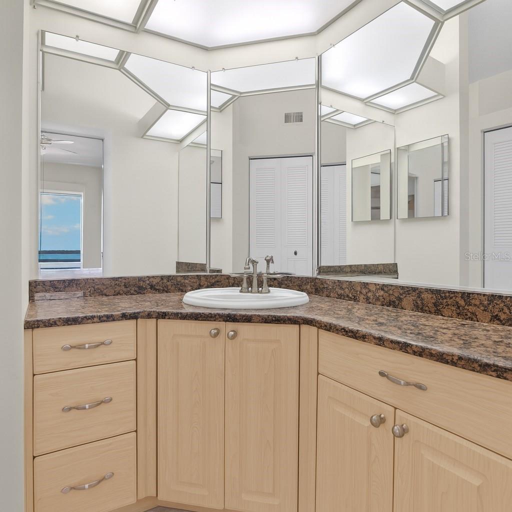 Image 20 of 43 For 8021 Sailboat Key Boulevard S 305