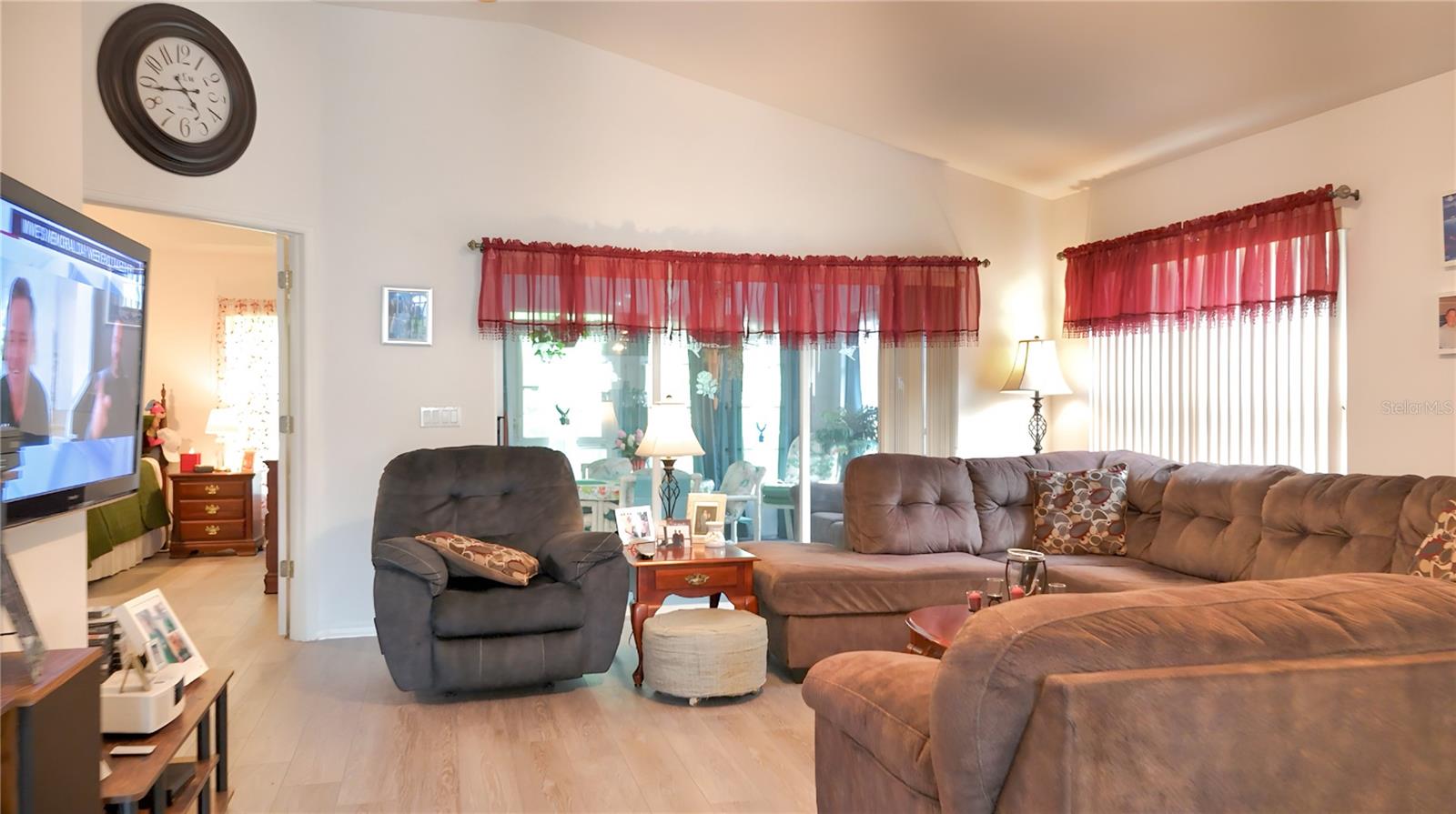 Listing photo id 11 for 14116 Whitecap Avenue